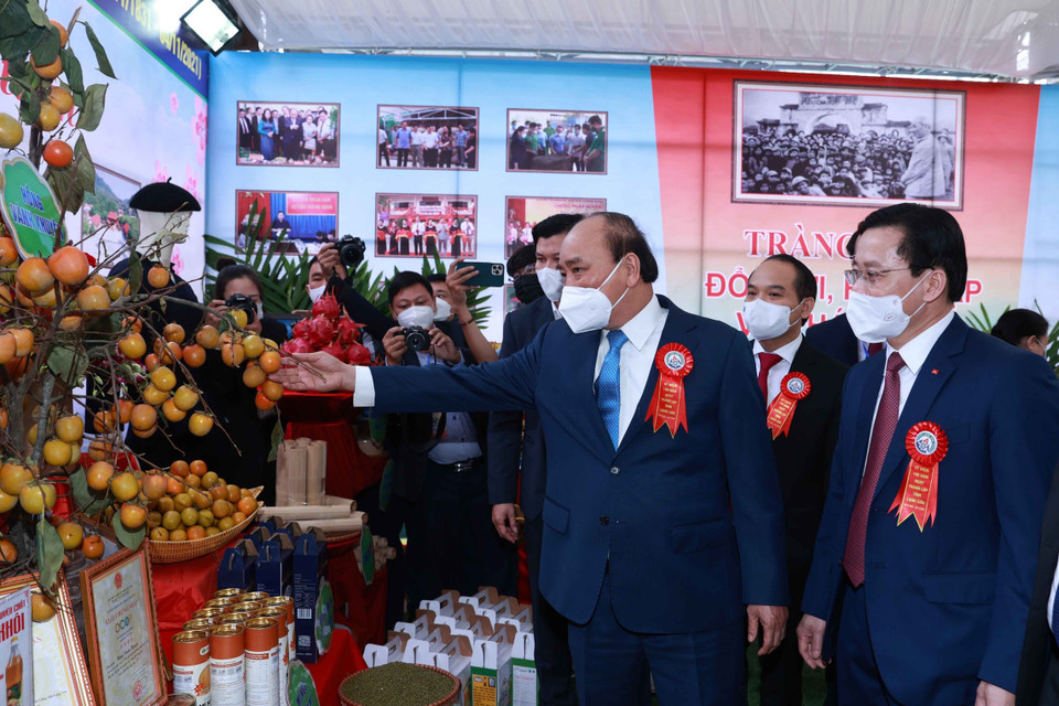 Chủ tịch nước Nguyễn Xuân Phúc và các đại biểu tham quan Triển lãm thành tựu kinh tế-xã hội tỉnh Lạng Sơn năm 2021.(Ảnh: Thống Nhất/TTXVN)