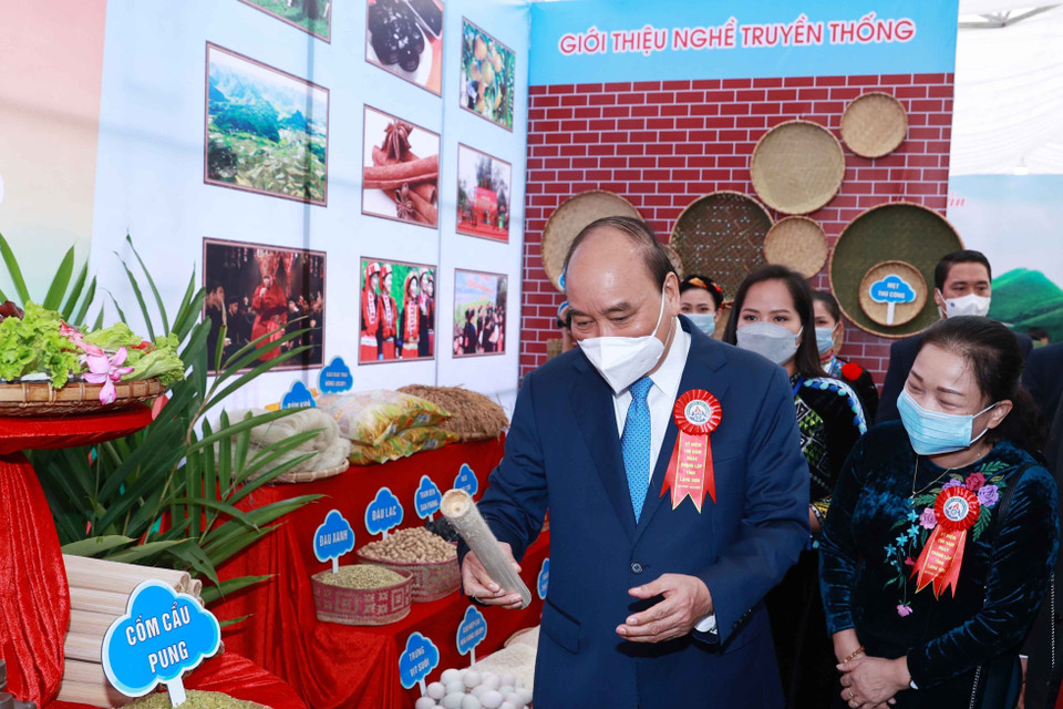 Chủ tịch nước Nguyễn Xuân Phúc và các đại biểu tham quan Triển lãm thành tựu kinh tế-xã hội tỉnh Lạng Sơn. (Ảnh: Thống Nhất/TTXVN)