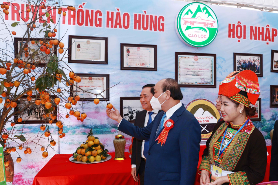 Chủ tịch nước Nguyễn Xuân Phúc và các đại biểu tham quan triển lãm. (Ảnh: Thống Nhất/TTXVN)