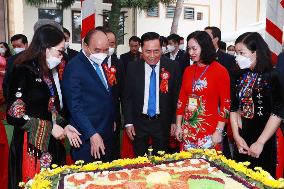 Chủ tịch nước Nguyễn Xuân Phúc và các đại biểu tham quan Triển lãm thành tựu kinh tế-xã hội tỉnh Lạng Sơn năm 2021.(Ảnh: Thống Nhất/TTXVN)