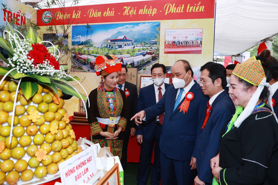 Hình ảnh Chủ tịch nước Nguyễn Xuân Phúc và các đại biểu tham quan Triển lãm thành tựu kinh tế-xã hội tỉnh Lạng Sơn năm 2021.(Ảnh: Thống Nhất/TTXVN)