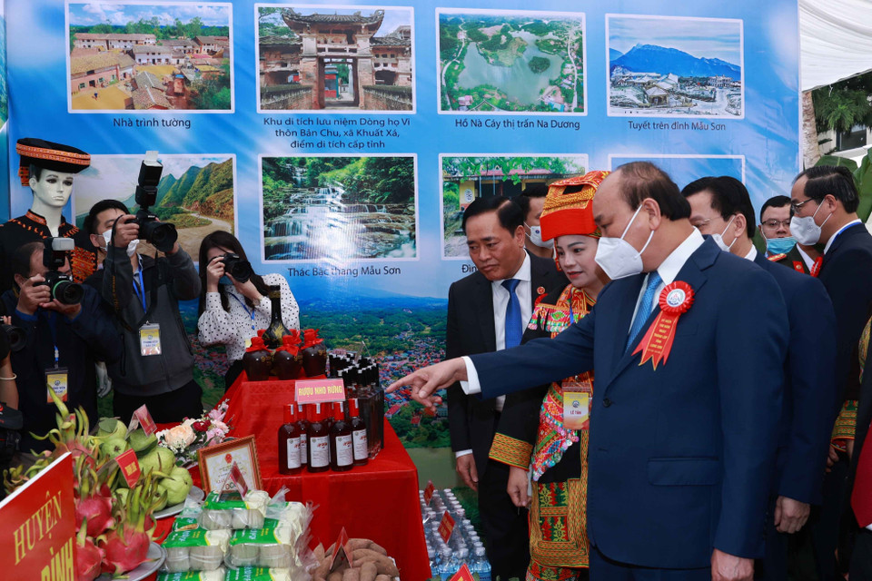 Chủ tịch nước Nguyễn Xuân Phúc tham quan Triển lãm thành tựu kinh tế-xã hội tỉnh Lạng Sơn năm 2021.(Ảnh: Thống Nhất/TTXVN)