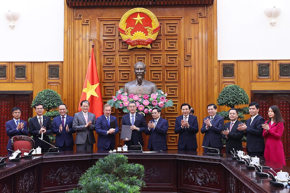 Thủ tướng Phạm Minh Chính chứng kiến trao Thỏa thuận hỗ trợ cho thuê tàu bay giữa Công ty Air Lease Corporation (ALC) và Vietnam Airlines. (Ảnh: Dương Giang/TTXVN)