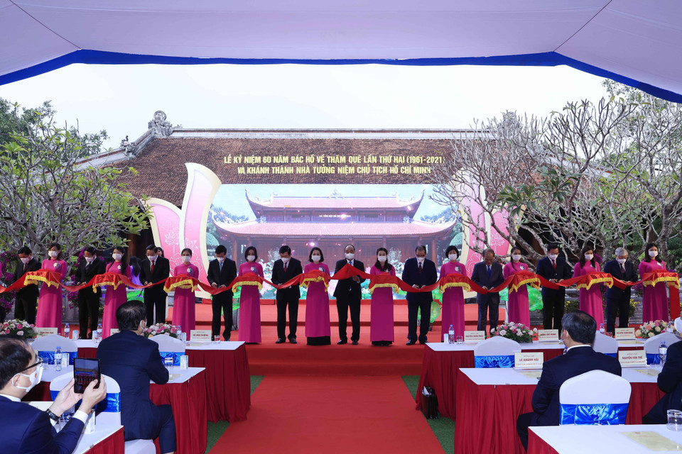 Chủ tịch nước Nguyễn Xuân Phúc và các đại biểu cắt băng khánh thành Nhà tưởng niệm Chủ tịch Hồ Chí Minh. (Ảnh: Thống Nhất/TTXVN)