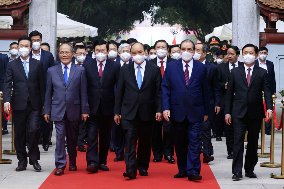 Sáng 12/12, tại Khu di tích quốc gia Nam Đàn (Nghệ An), Chủ tịch nước Nguyễn Xuân Phúc cùng các lãnh đạo, nguyên Đảng, Nhà nước dự Lễ kỷ niệm 60 năm ngày Bác Hồ về thăm quê hương lần thứ 2 (1961-2021). (Ảnh: Thống Nhất/TTXVN)