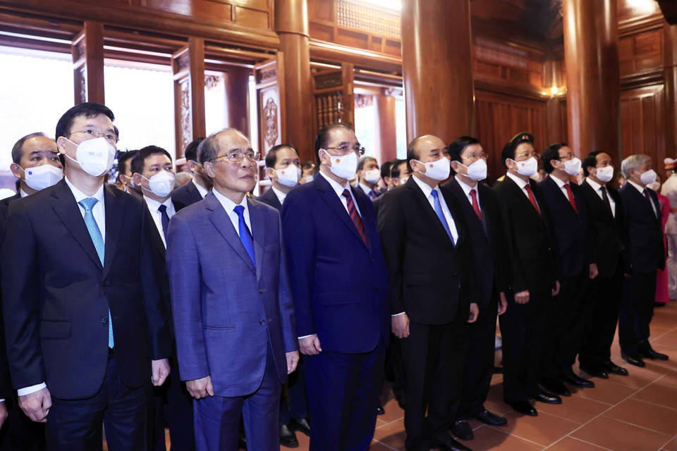 Chủ tịch nước Nguyễn Xuân Phúc cùng các lãnh đạo, nguyên Đảng, Nhà nước tưởng nhớ Chủ tịch Hồ Chí Minh. (Ảnh: Thống Nhất/TTXVN)