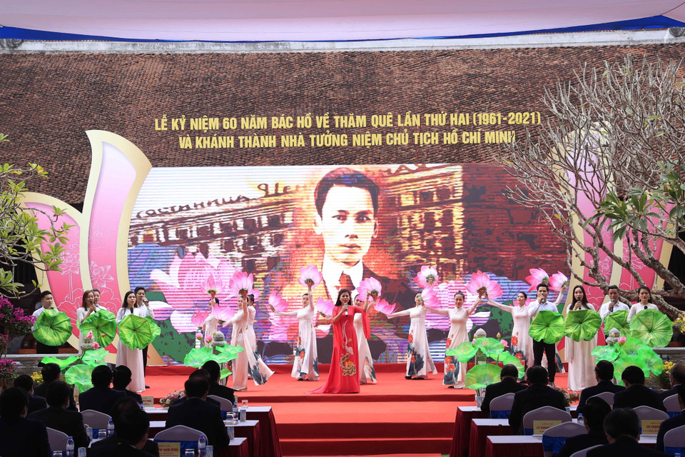 Biểu diễn văn nghệ tại buổi lễ. (Ảnh: Thống Nhất/TTXVN)