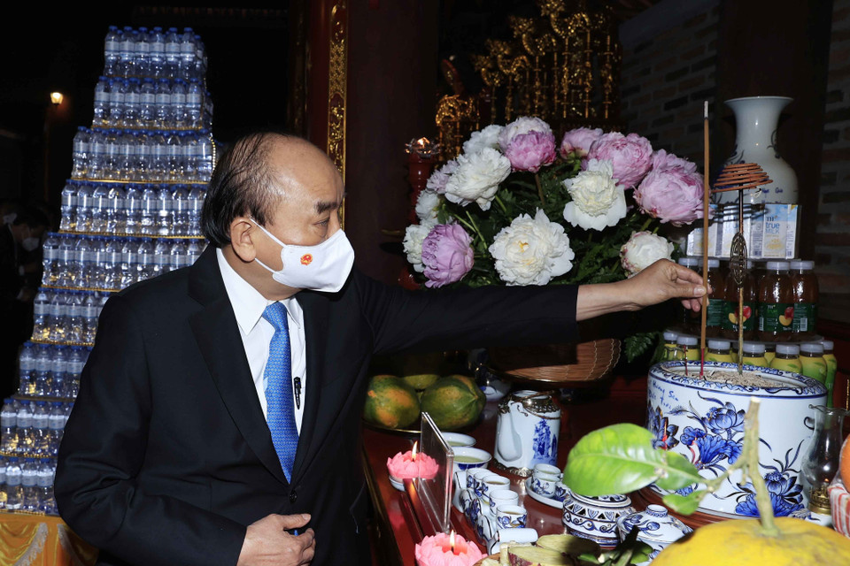 Chủ tịch nước Nguyễn Xuân Phúc dâng hương, hoa tại Đền Trung Sơn - Đền thờ gia tiên Chủ tịch Hồ Chí Minh. (Ảnh: Thống Nhất/TTXVN)