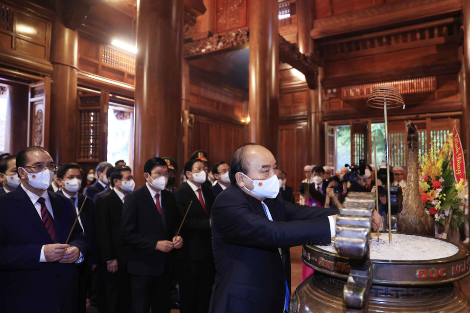 Chủ tịch nước Nguyễn Xuân Phúc cùng các lãnh đạo, nguyên Đảng, Nhà nước dâng hương tưởng nhớ Chủ tịch Hồ Chí Minh. (Ảnh: Thống Nhất/TTXVN)