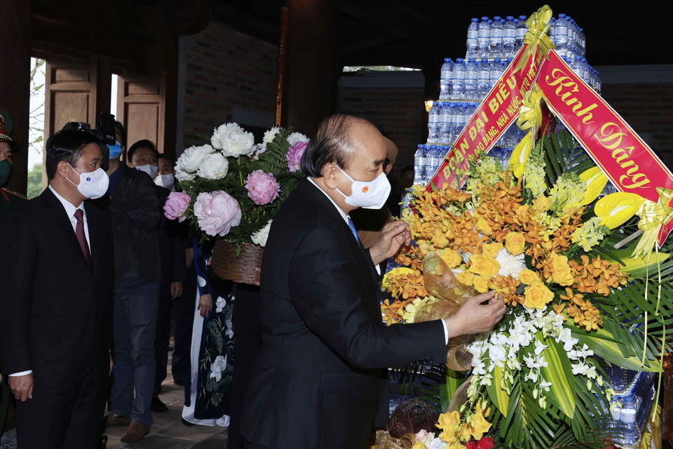 Chủ tịch nước Nguyễn Xuân Phúc cùng các lãnh đạo, nguyên Đảng, Nhà nước dự Lễ kỷ niệm 60 năm ngày Bác Hồ về thăm quê hương lần thứ 2 (1961-2021) và khánh thành Nhà tưởng niệm Chủ tịch Hồ Chí Minh. (Ảnh: Thống Nhất/TTXVN)