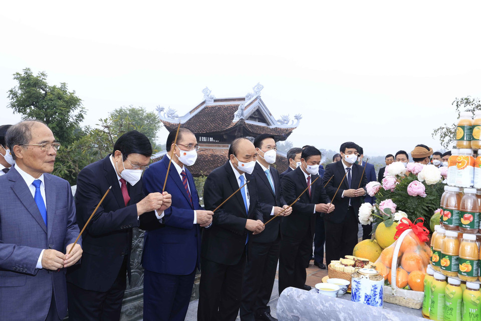 Chủ tịch nước Nguyễn Xuân Phúc, các lãnh đạo, nguyên Đảng, Nhà nước đến dâng hương, hoa tại Đền Trung Sơn - Đền thờ gia tiên Chủ tịch Hồ Chí Minh. (Ảnh: Thống Nhất/TTXVN)