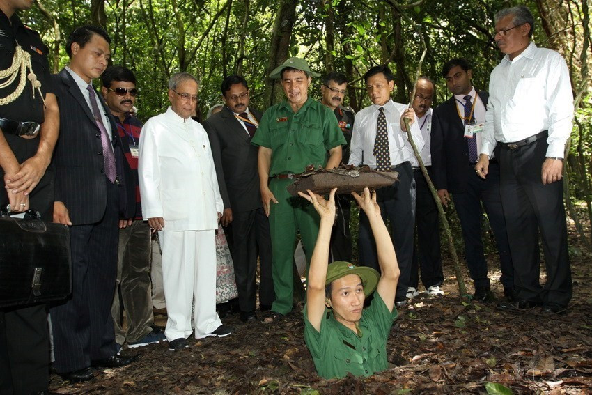 Ngày 17/9/2014, Tổng thống Ấn Độ Pranab Mukherjee thăm Khu di tích địa đạo Củ Chi, Thành phố Hồ Chí Minh. (Ảnh: Thanh Vũ/TTXVN)