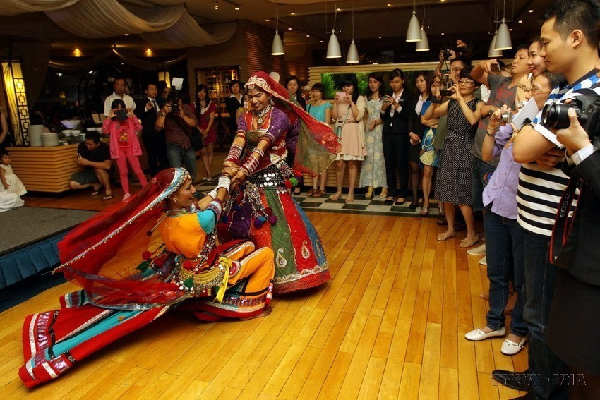 Biểu diễn nghệ thuật múa dân gian Ấn Độ trong 'Những ngày lễ hội Ấn Độ' tại Thành phố Hồ Chí Minh, tối 13/3/2014. (Ảnh: Thanh Vũ/TTXVN)