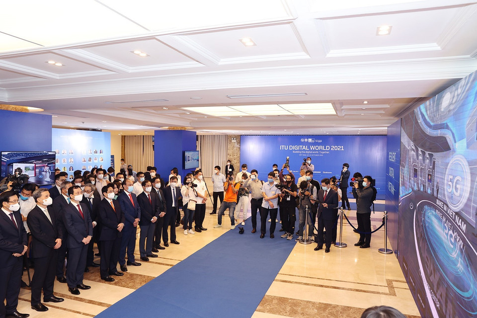 Thủ tướng Phạm Minh Chính và Tổng Thư ký Liên minh Viễn thông thế giới Zhao Houlin cùng các đại biểu tham quan Triển lãm Thế giới số 2021. (Ảnh: Dương Giang/TTXVN)