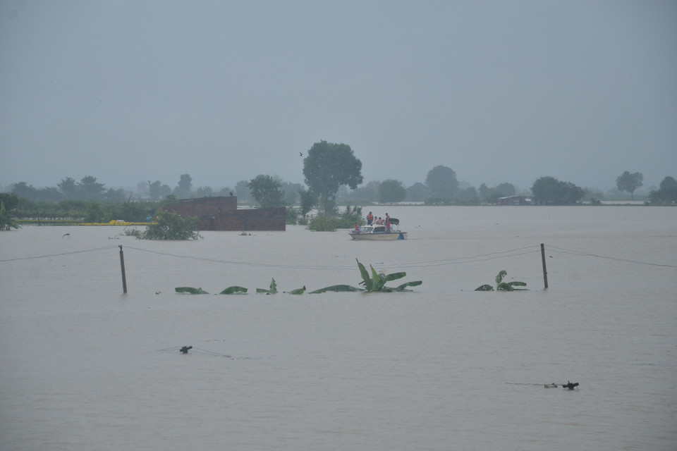 Lực lượng Cảnh sát Phòng cháy chữa cháy và cứu nạn cứu hộ-Công an tỉnh Gia Lai cứu hộ 14 hộ dân đến nơi an toàn. (Ảnh: Quang Thái/TTXVN)
