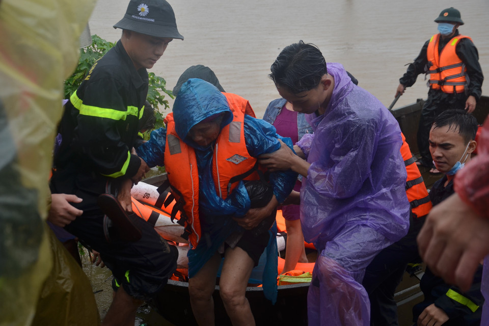 Lực lượng Cảnh sát Phòng cháy chữa cháy và cứu nạn cứu hộ-Công an tỉnh Gia Lai cứu hộ 14 hộ dân đến nơi an toàn. (Ảnh: Quang Thái/TTXVN) 