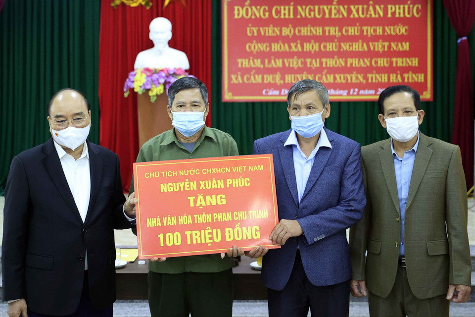 Chủ tịch nước Nguyễn Xuân Phúc thăm và tặng quà cho Nhà văn hóa cộng đồng - Ngôi nhà trí tuệ tại thôn Phan Chu Trinh, xã Cẩm Duệ, huyện Cẩm Xuyên. (Ảnh: Thống Nhất/TTXVN)