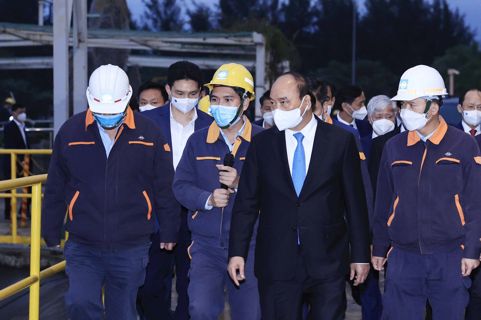 Chủ tịch nước Nguyễn Xuân Phúc thăm Công ty TNHH Gang thép Hưng Nghiệp Formosa Hà Tĩnh. (Ảnh: Thống Nhất/TTXVN)
