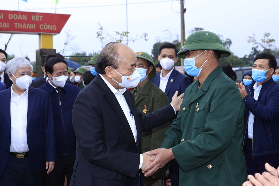 Chủ tịch nước Nguyễn Xuân Phúc thăm Nhà văn hóa cộng đồng - Ngôi nhà trí tuệ tại thôn Phan Chu Trinh, xã Cẩm Duệ, huyện Cẩm Xuyên. (Ảnh: Thống Nhất/TTXVN)