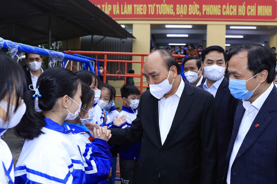 Chủ tịch nước Nguyễn Xuân Phúc thăm Nhà văn hóa cộng đồng - Ngôi nhà trí tuệ tại thôn Phan Chu Trinh, xã Cẩm Duệ, huyện Cẩm Xuyên. (Ảnh: Thống Nhất/TTXVN)