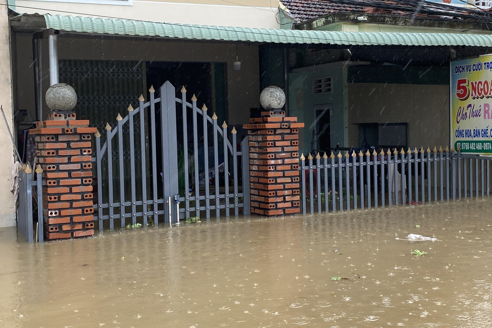 Nhà người dân huyện Tuy Phước, tỉnh Bình Định bị ngập sâu. (Ảnh: Tường Quân/TTXVN)