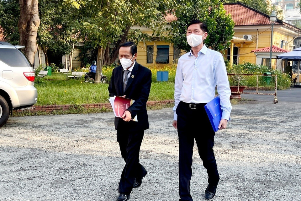 Bị cáo Trần Vĩnh Tuyến (phải) được tại ngoại, tới tòa sáng 6/12. (Ảnh: Thành Chung/TTXVN)