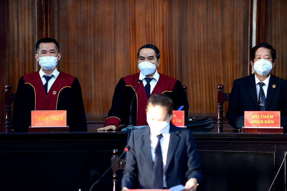 Hội đồng xét xử thông báo hoãn phiên tòa tới ngày 8/12. (Ảnh: Thành Chung/TTXVN)