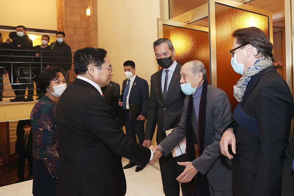 Thủ tướng Phạm Minh Chính gặp gỡ kiều bào khu vực châu Âu. (Ảnh: Dương Giang/TTXVN)