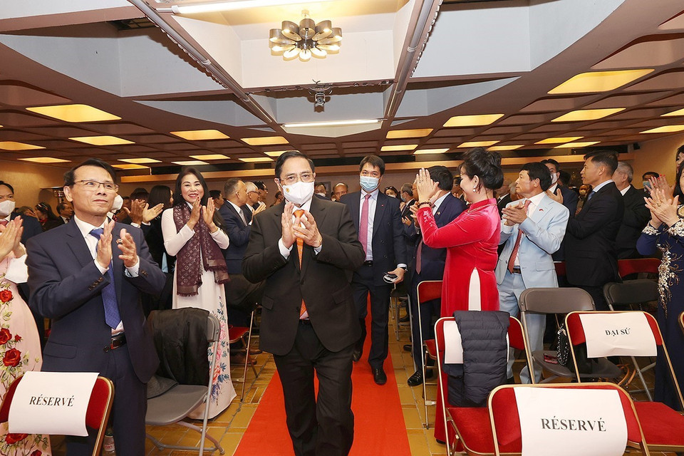 Kiều bào khu vực châu Âu chào đón Thủ tướng Phạm Minh Chính. (Ảnh: Dương Giang/TTXVN)