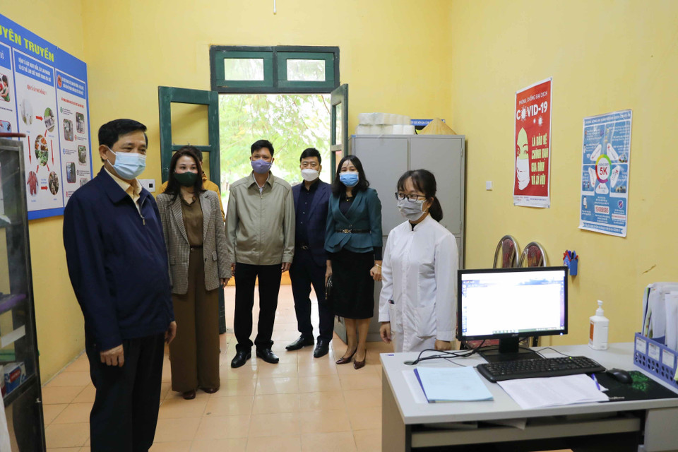 Phó Giám đốc Sở Giáo dục và Đào tạo Hà Nội Phạm Xuân Tiến trực tiếp kiểm tra tại các một số trường trung học cơ sở trên địa bàn huyện Sóc Sơn như Mai Đình, Phù Linh về khâu chuẩn bị, phân luồng đón học sinh, quá trình tổ chức dạy học, việc duy trì các biện pháp phòng, chống dịch COVID-19. (Ảnh: Thanh Tùng/TTXVN)