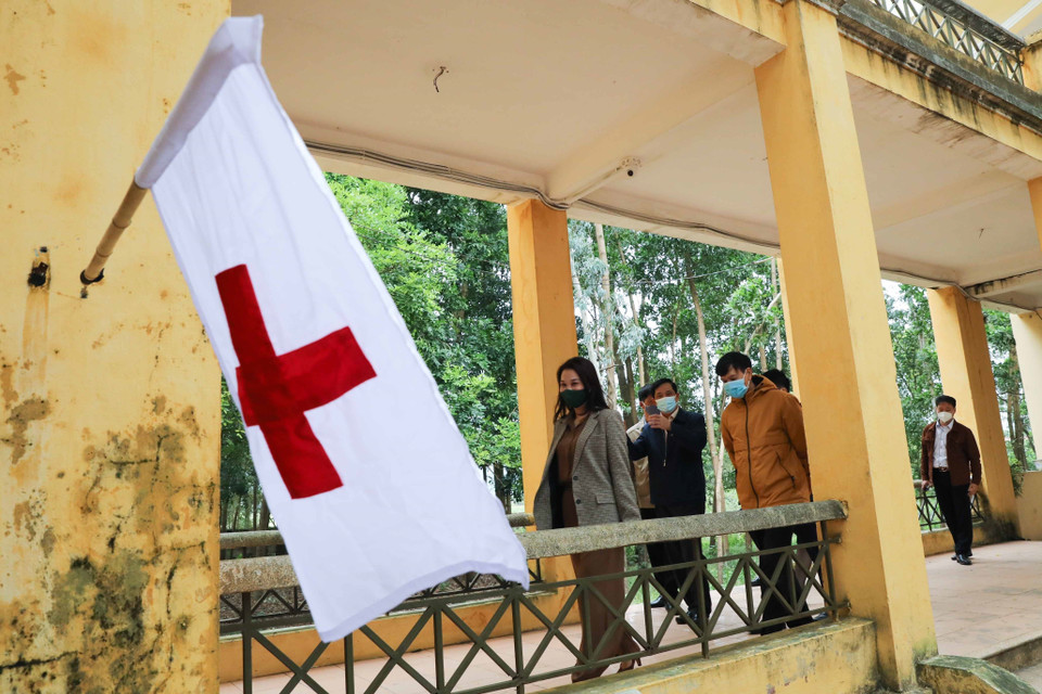 Ông Phạm Xuân Tiến yêu cầu các trường tiếp tục duy trì các biện pháp phòng, chống dịch COVID-19, quan tâm theo dõi tình hình sức khỏe của học sinh trong quá trình học tập, đồng thời thường xuyên nhắc nhở học sinh thực hiện đúng Thông điệp 5K của Bộ Y tế. (Ảnh: Thanh Tùng/TTXVN)