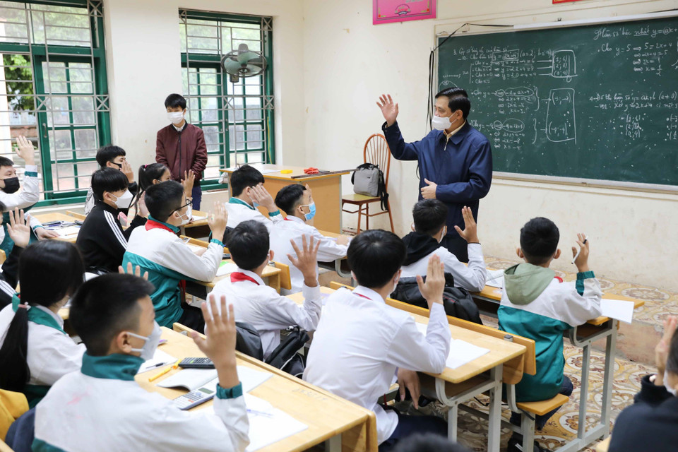 Phó Giám đốc Sở Giáo dục và Đào tạo Hà Nội Phạm Xuân Tiến đánh giá nhìn chung, các trường đã chuẩn bị đầy đủ, nghiêm túc, đáp ứng các tiêu chí an toàn để tổ chức dạy học. (Ảnh: Thanh Tùng/TTXVN)