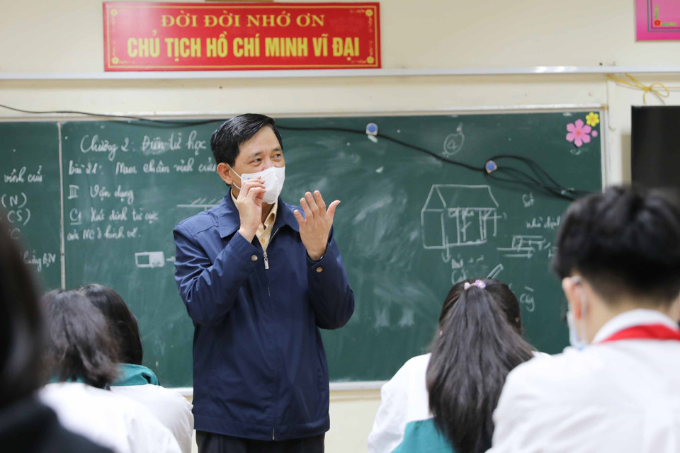 Phó Giám đốc Sở Giáo dục và Đào tạo Hà Nội Phạm Xuân Tiến yêu cầu các trường tận dụng tối đa thời gian học sinh được quay trở lại trường để tổ chức dạy học có chất lượng, rà soát, quan tâm bồi dưỡng kiến thức cho những học sinh có khó khăn trong thời gian học trực tuyến vừa qua. (Ảnh: Thanh Tùng/TTXVN)