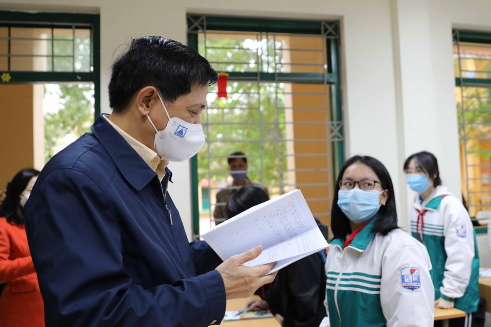 Phó Giám đốc Sở Giáo dục và Đào tạo Hà Nội Phạm Xuân Tiến đánh giá nhìn chung, các trường đã chuẩn bị đầy đủ, nghiêm túc, đáp ứng các tiêu chí an toàn để tổ chức dạy học. Về cơ bản, học sinh có nền nếp học tập và ý thức tuân thủ các biện pháp phòng, chống dịch tốt. (Ảnh: Thanh Tùng/TTXVN)