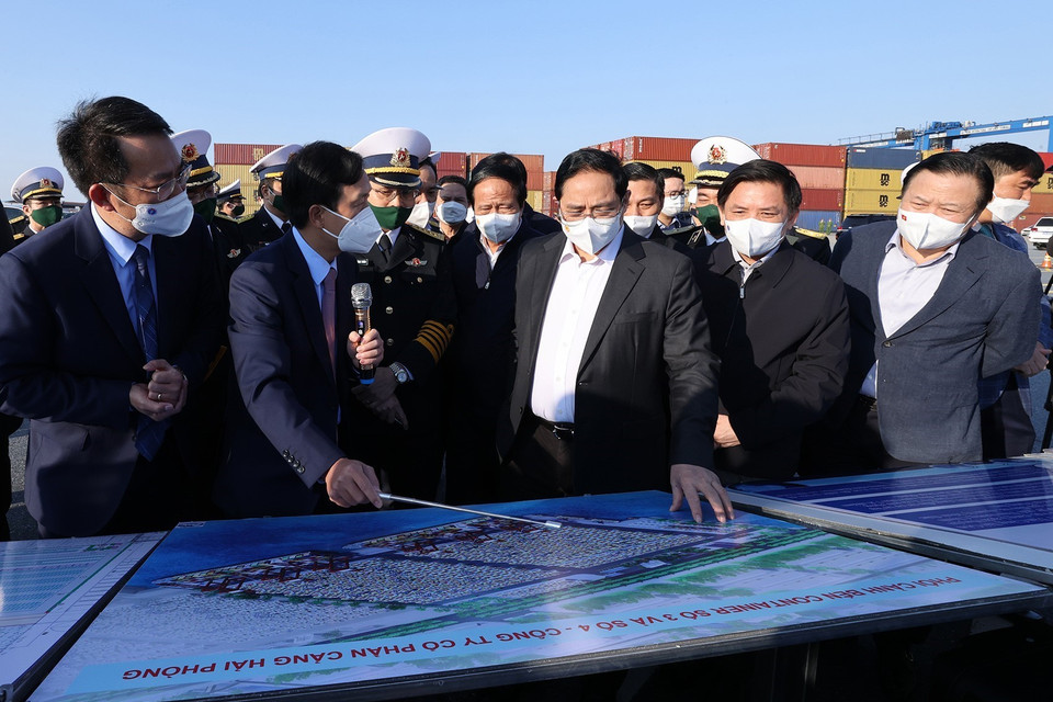 Thủ tướng khảo sát Khu bến cảng Lạch Huyện. (Ảnh: Dương Giang/TTXVN)