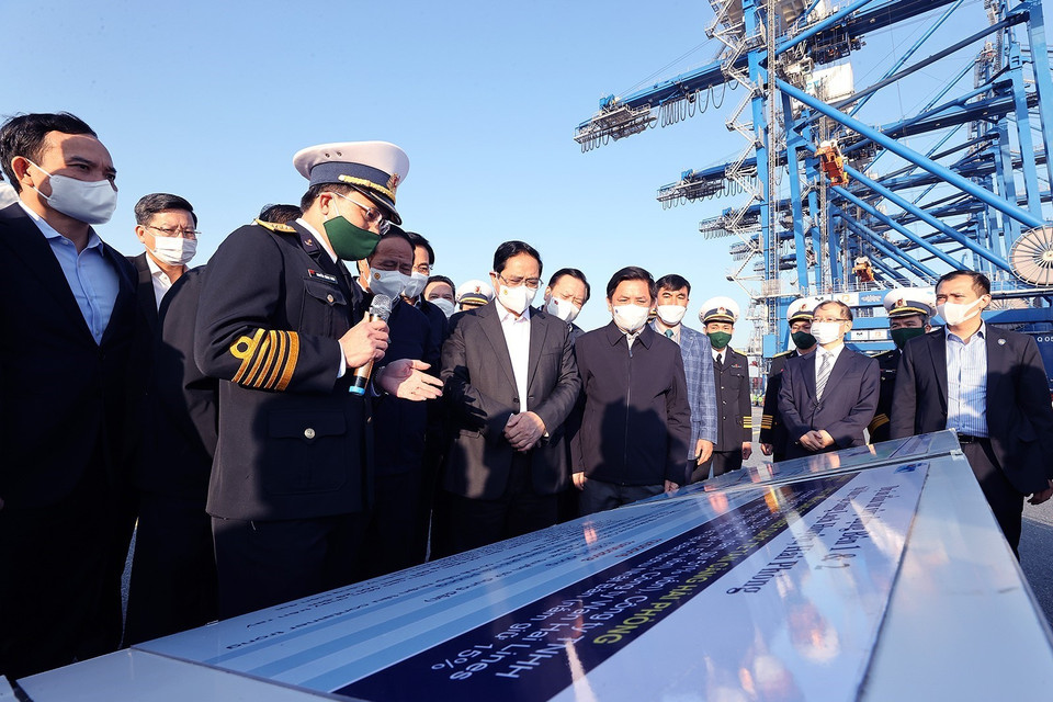 Thủ tướng Phạm Minh Chính khảo sát Khu bến cảng Lạch Huyện. (Ảnh: Dương Giang/TTXVN)