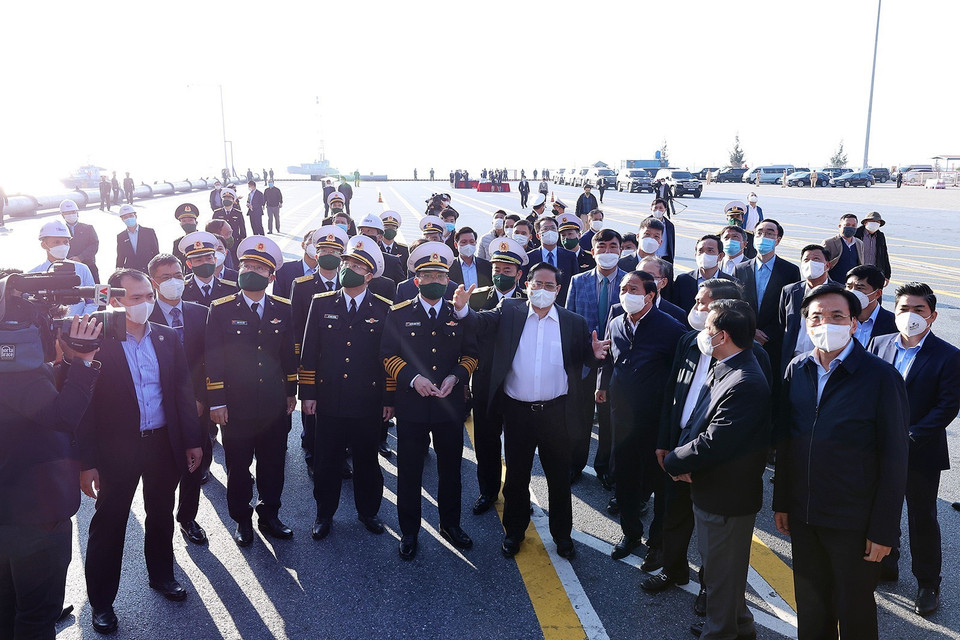 Thủ tướng Phạm Minh Chính khảo sát Khu bến cảng Lạch Huyện thuộc cảng biển Hải Phòng. (Ảnh: Dương Giang/TTXVN)