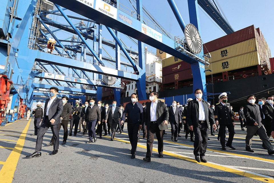 Thủ tướng Phạm Minh Chính khảo sát Khu bến cảng Lạch Huyện. (Ảnh: Dương Giang/TTXVN)