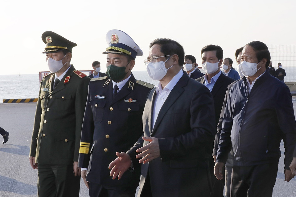 Thủ tướng Phạm Minh Chính đến thăm và khảo sát Khu bến cảng Lạch Huyện thuộc cảng biển Hải Phòng. (Ảnh: Dương Giang/TTXVN)