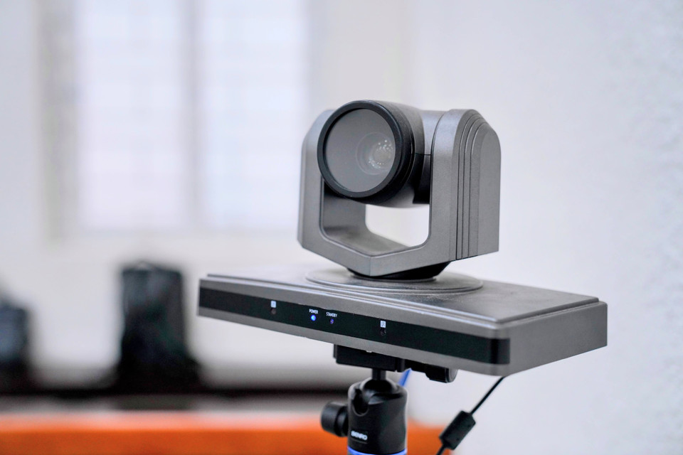 Thiết bị kỹ thuật tại phiên tòa trực tuyến. (Ảnh: Kim Anh/TTXVN)