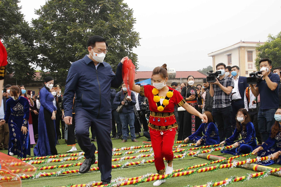 Chủ tịch Quốc hội Vương Đình Huệ và các đại biểu cùng nhân dân tham gia tiết mục nhảy sạp. (Ảnh: Doãn Tấn/TTXVN)