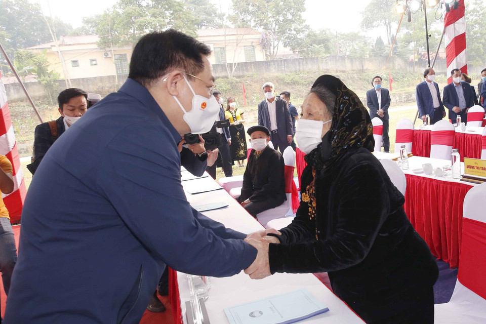 Chủ tịch Quốc hội Vương Đình Huệ với nhân dân xã Trung Lương, huyện Định Hóa. (Ảnh: Doãn Tấn/TTXVN)