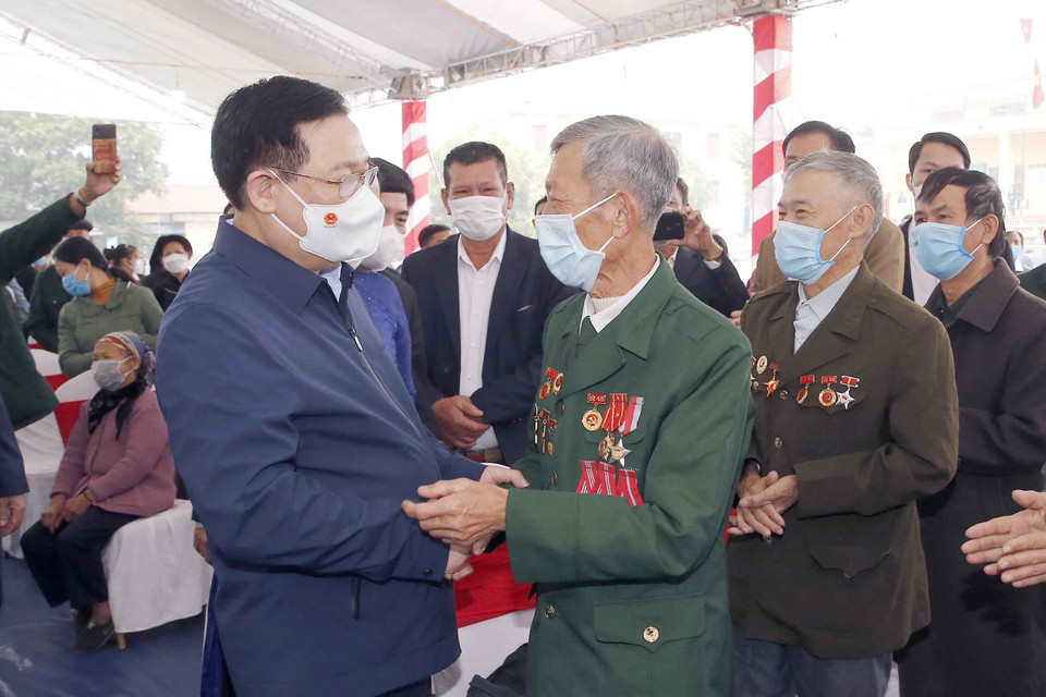 Chủ tịch Quốc hội Vương Đình Huệ với nhân dân xã Trung Lương, huyện Định Hóa. (Ảnh: Doãn Tấn/TTXVN)