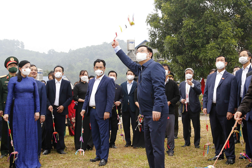 Chủ tịch Quốc hội Vương Đình Huệ và các đại biểu cùng bà con các dân tộc tham gia trò chơi dân gian ném còn. (Ảnh: Doãn Tấn/TTXVN)