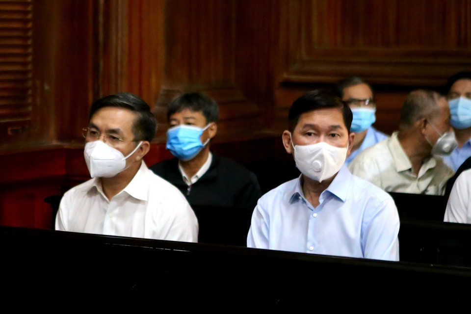 Hai bị cáo Trần Vĩnh Tuyến (phải) và Trần Trọng Tuấn (nguyên Giám đốc Sở Xây dựng Thành phố Hồ Chí Minh) tại phiên tòa sáng 6/12. (Ảnh: Thành Chung/TTXVN)