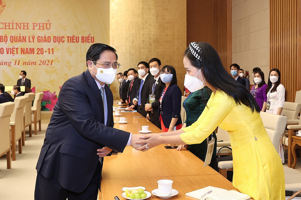 Thủ tướng Phạm Minh Chính gặp mặt đại diện nhà giáo, cán bộ quản lý giáo dục tiêu biểu. (Ảnh: Dương Giang/TTXVN)