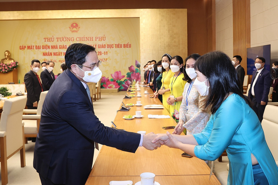 Thủ tướng Phạm Minh Chính gặp mặt đại diện nhà giáo, cán bộ quản lý giáo dục tiêu biểu. (Ảnh: Dương Giang/TTXVN)