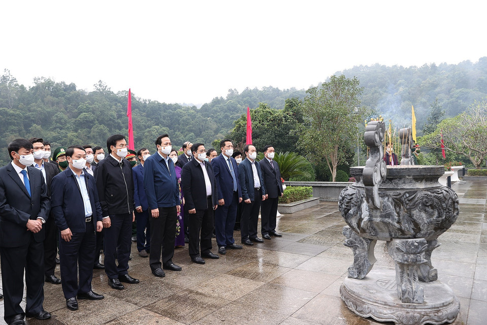 Thủ tướng Phạm Minh Chính dâng hương tưởng niệm Bác Hồ tại Khu Di tích Pác Bó. (Ảnh: Dương Giang/TTXVN)
