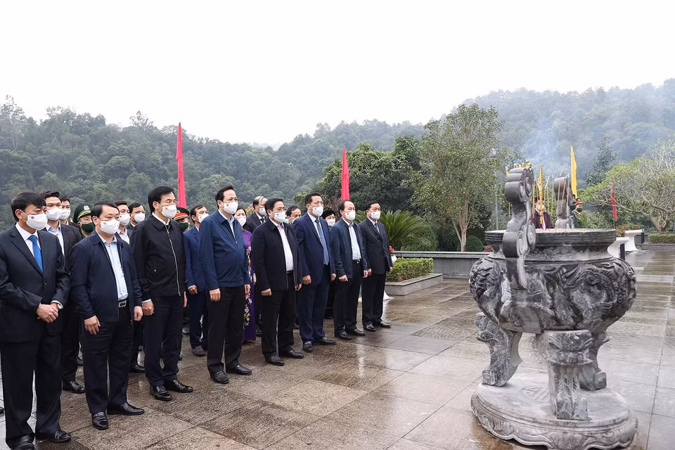 Thủ tướng Phạm Minh Chính dâng hương tưởng niệm Bác Hồ tại Khu Di tích Pác Bó. (Ảnh: Dương Giang/TTXVN)