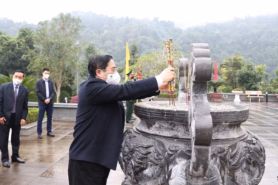 Thủ tướng Phạm Minh Chính dâng hương tưởng niệm Bác Hồ tại Khu Di tích Pác Bó. (Ảnh: Dương Giang/TTXVN)
